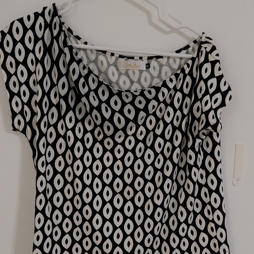 Chic Black and White Patterned Top